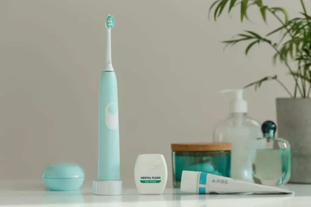 Escova de dentes e fio dental utilizados na rotina diária de higiene bucal.